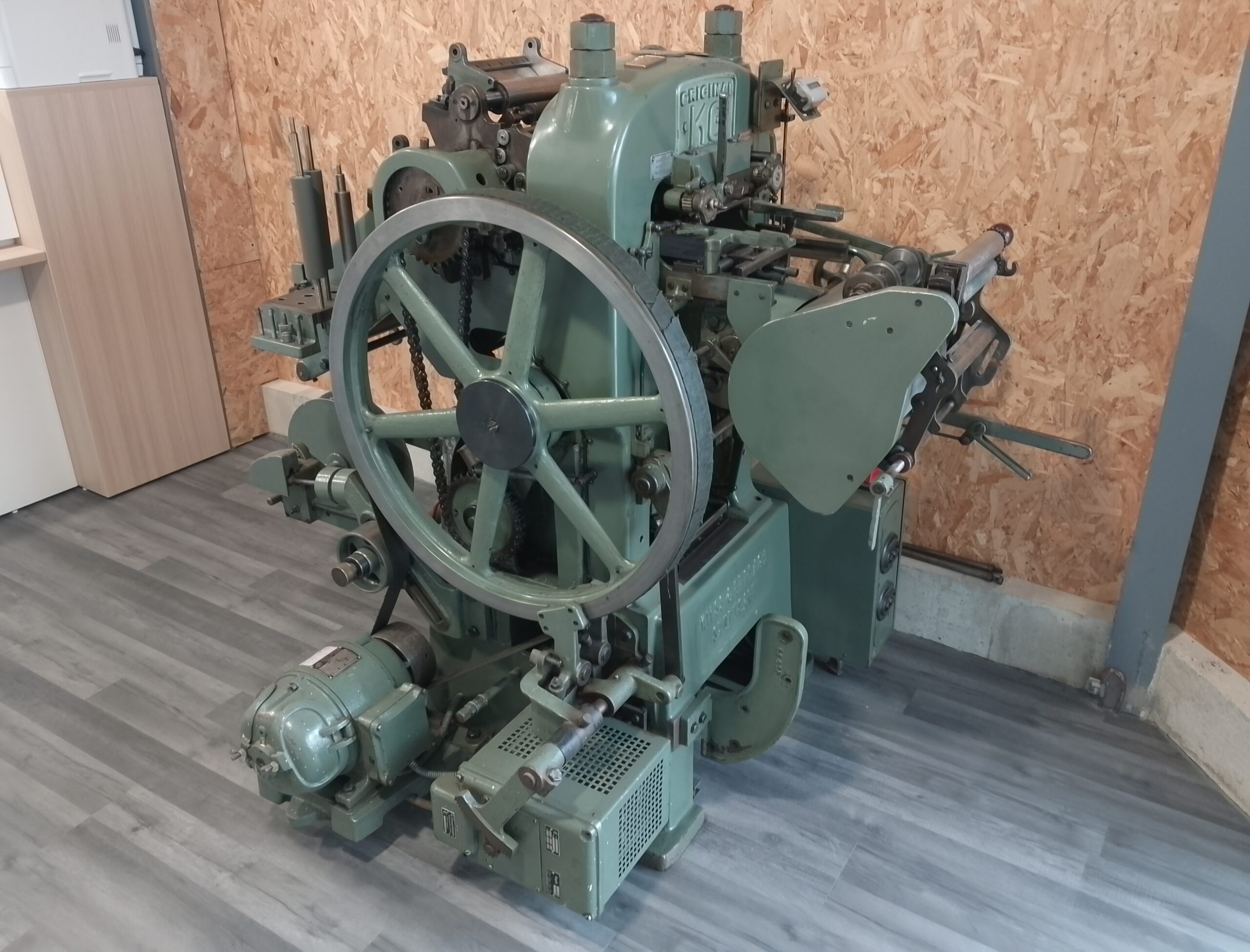 Ancienne machine etiquettes Un expérience de plus de 40 ans
